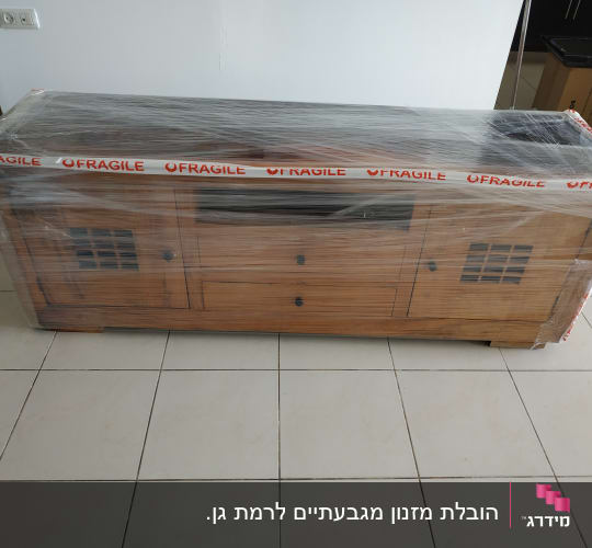 ארון עץ עטוף בניילון עם סרט 